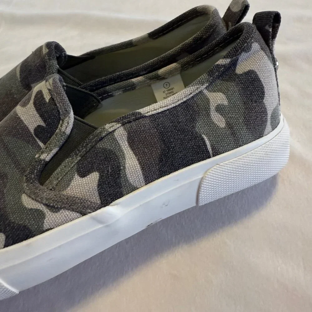 SIZE 7 Tommy Bahama Green Camo Slip On Sneakers - Picture 6 of 10